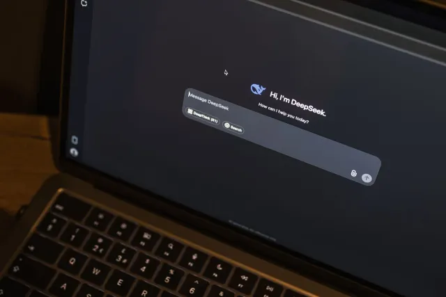 Imajen hatudu interface Facebook nian ho AI Mode foun iha opsaun buka informasaun desportu, ho ikon AI no lista rezultadu.