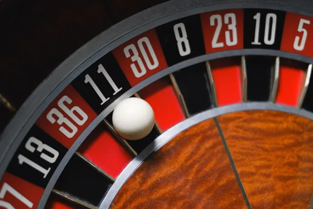 Imajen kolaze nian hatudu komputador ho kódigu seguransa, retratu ezekutivu korporativu, no ficha poker ho notabela jackpot b
