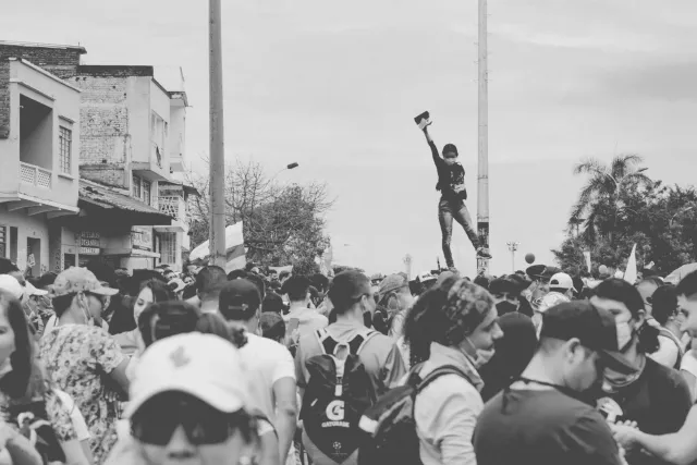 Ema sira iha dalan barriu Kali, Kolómbia, ho nia kór no movimentu, hatudu vida komunidade nian