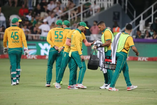 Ekipa kriket feto Sudafrika selebra vitória iha T20 World Cup, ho jogadora sira hamriik hamutuk no sorrisu, hatudu alegria n