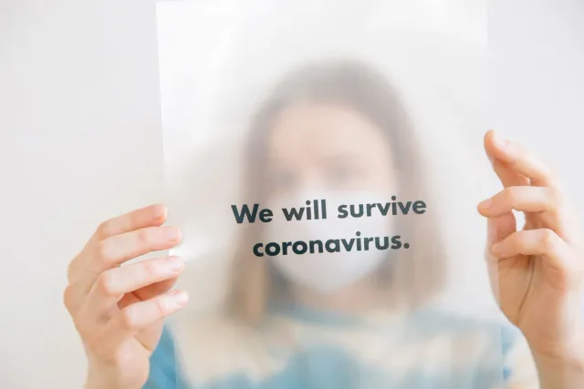 Ema ida tuur iha natureza, ho ai-fuan no laran, hanesan simbolu ba resiliénsia mental iha tempu kríze global