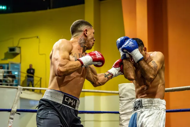 Imajen luta boxe heavyweight iha ringue, O2 Arena Londres, ho públiku barak iha background, simbólicu ba Itauma kontra Hrgovi
