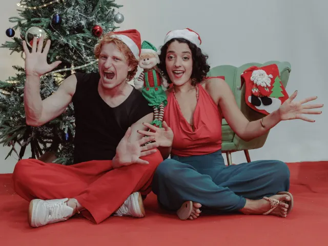 Tom Holland no Zendaya hamutuk iha eventu karpeta mean, sorrisu, hatudu relasaun forte no konfiansa.