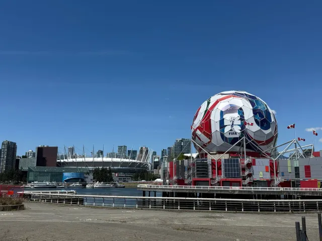 Jogu futebol Mundial 2026 entre Canada no Alemaña iha estadio Toronto, ho torcedor sira iha arquibankada.