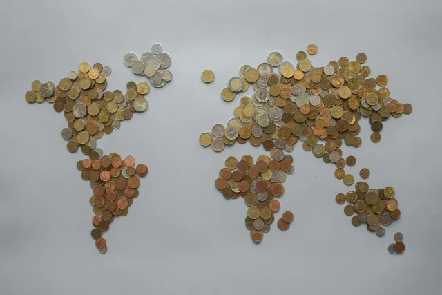 Mapa mundu ho linhas koneksaun entre nasaun sira, simboliza negósiu globál, investimentu no kolaborasaun internasionál