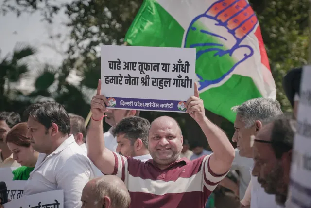 Imajen hatudu Rahul Gandhi hato'o diskursu iha rally estudante iha Kota, India, durante kampanha Chhatron Ki Goonj, ho estuda