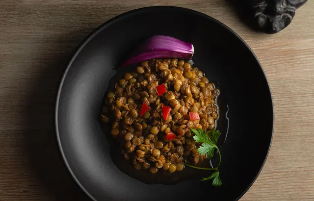 Imajen ida hatudu pratu tipiku Indonézia ho lentilha (dhal), arós, no vegetais. Ne'e hanesan ezemplu ida hodi hetan proteína 