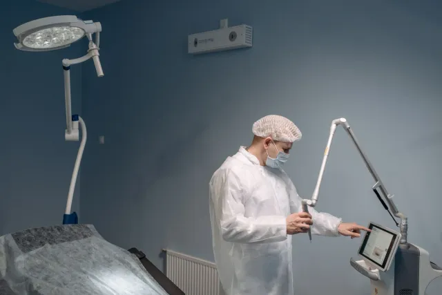 Máquina laser CO2 foun iha sala operasaun ENT iha Ahmedabad Civil Hospital, Gujarat, India, ho doutór sira prepara atu uza te