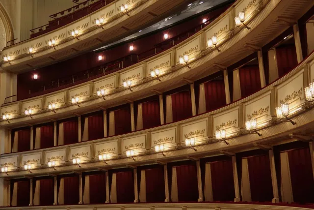 Fatin Napa Music Hall iha edifísiu históriko Napa Valley Opera House, ho sala konsertu modernu no iluminasaun ne'ebé atrai