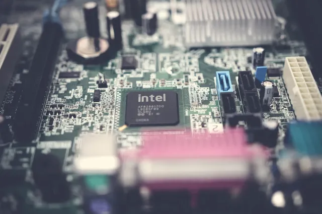 Imajen ida hatudu símbolu teknolojia modernu hanesan chip, foguete, no kareta elétriku hodi ilustra mudansa boot iha mundu ne