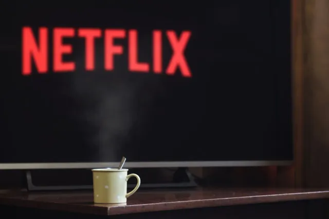 Imajen hosi seriado The Boroughs Netflix ho ema boot sira iha komunidade retiramentu.