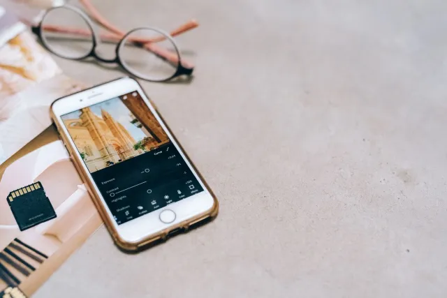 Interface aplikasaun VSCO Studio Pro iha smartphone hatudu ferramenta edisaun batch no estilo kombinasaun — hanesan visualiza