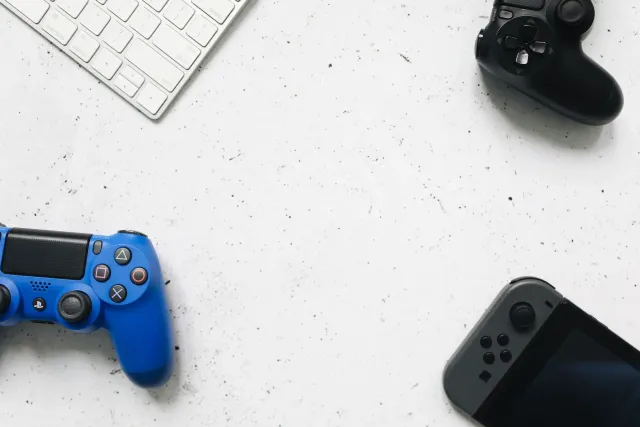 Imajen ida hatudu Nintendo Direct eventu ho logotipu no ekrã boot, iha sorin seluk Roku remote simples, hanesan komparasaun e