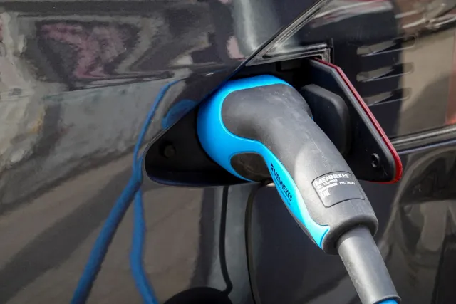 Imajen ida hatudu karru flex-fuel hybrid iha estasaun gasolina, ho etanol no eletrisidade, iha ambiente urbano, ho nuvens no 
