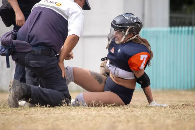 Jogador futebol monu ba rai ho kanek aat durante partida Mundiál, ho árbitru no jogador seluk haleu hela