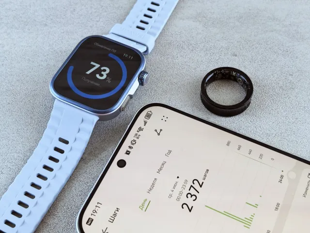 Oura Ring 5 iha liman ema nian, hatudu anel ne'ebé slim no modernu, ho ekrã digital hatudu dadus saúde hanesan tensaun ran no