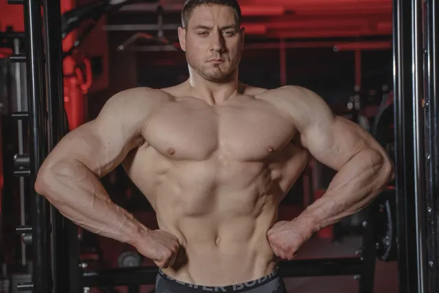 Jelly Roll, kantór ho tinan 41, hatudu tiha mudansa boot iha nia saúde no fitness. Nia iha jeradór fitness móbil no sauna mób