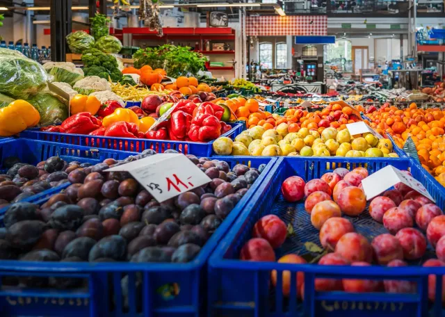 Imajen hatudu fruta sira hanesan kiwi, papaya, no apple iha meja, ho fundu ne'ebé hatudu gráfiku saúde no produtividade, simb