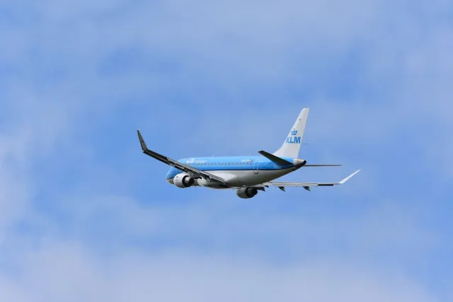 Imajen ida hatudu negósiu nia mundu ho avião, komputadór, no lixo eletróniku; ilustra oinsá istória tolu liga malu iha artigu