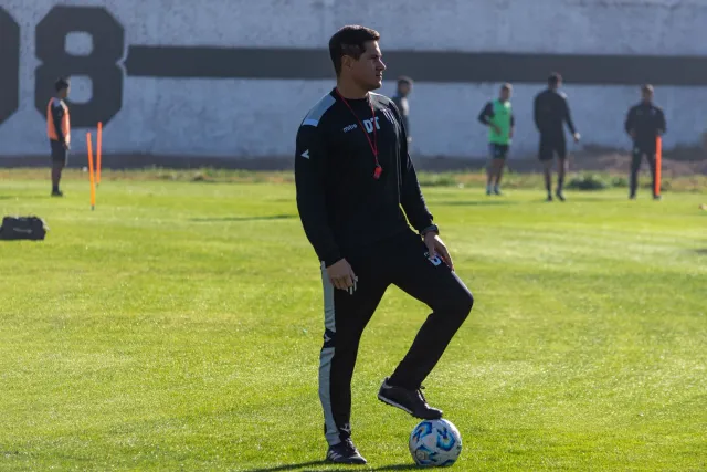 Imajen ne'ebé hatudu mundu globál ho símbolu lideransa, livru, no bola futebol – ilustrala lição husi notísia tolu ne'ebé kom