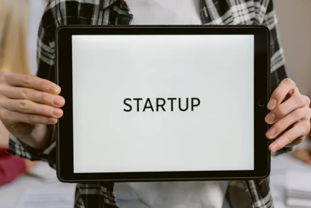 Primeiru-Ministru Bihar Samrat Choudhary anunsia lansamentu portal Bihar Tech iha konferénsia imprensa, ho ekrã komputadór ha