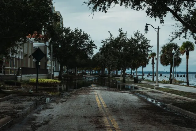 Imajen hatudu destruisaun husi tempestade tropical Arthur: edifísiu sira nakonu bee, anin forte duni tiha telhadu, no ema sir