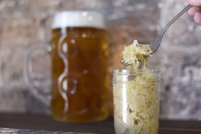 Imajen baibain ai-han fermentadu hanesan kefir no iha bowl ne'ebé presiza beba hanesan saude gut