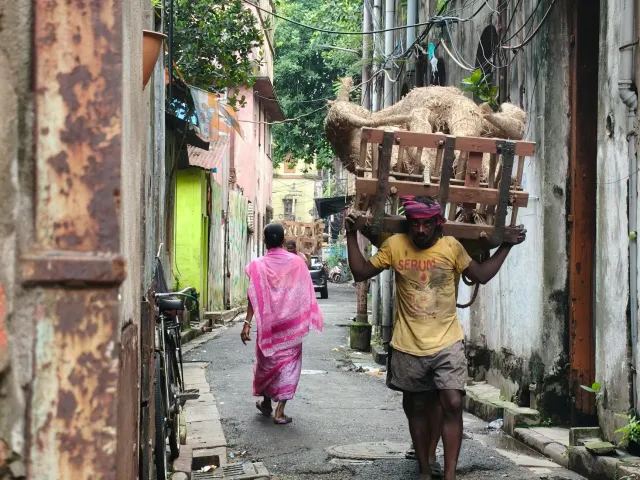 Feto ida lori la'en ne'ebé moras iha kotuk, iha ambiente triste, iha fatin audiénsia CM iha Kolkata.