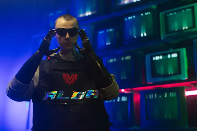 Hau haree imajen John Cena ne'ebé hanoin kona-ba ninia legadu iha futuru, ho expresão sériu no roupas ne'ebé hatudu ninia kar
