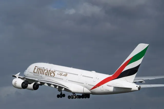 Aviaun Emirates Airbus A380 ho kabina klase primeira nian, ho bar no luz neon, hanesan simbolu estratéjia premium