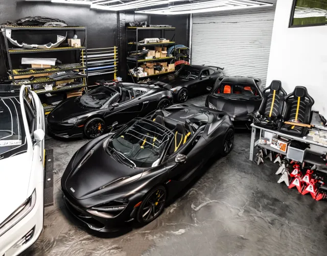 Tom Brady nia garajen ho karreta luxu hanesan Bugatti Veyron no Ferrari Daytona SP3, hatudu variedade husi koleksaun karreta 