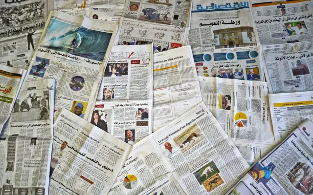 Jornál sira ho manchete notísia husi mundu tomak, inklui polítika, desastre, no entretenimentu, iha meja ida