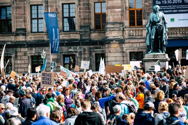 Enfermeiru sira ho kartaz iha reuniaun vota, iha sorin ai-moruk ayurvédiku hanesan kurkuma no ashwagandha, no fatin agrikultu