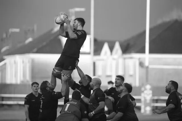 Jogador husi Hull KR no Leigh Leopards iha partidu Super League iha estadio Craven Park, hatudu intensidade no kompetisaun.