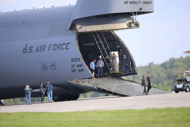 Presidente Donald Trump iha Joint Base Andrews lansa aviaun foun VC-25B Bridge ho bandeira amerikanu iha kotuk