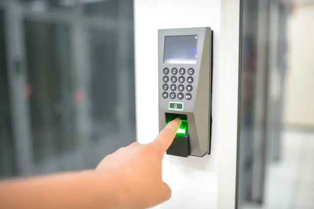 Imajen ida hatudu ema nia liman ho digital ne'ebé uza ba autentikasaun biométrica iha sistema pagamentu UPI, ho letreiru 'SEG