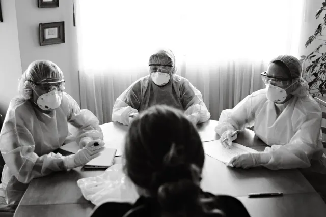 Imajen ida hatudu reuniaun komité epidemia iha Kerala, ho profissional saúde sira diskute planu prevenção no kontrola surtu d