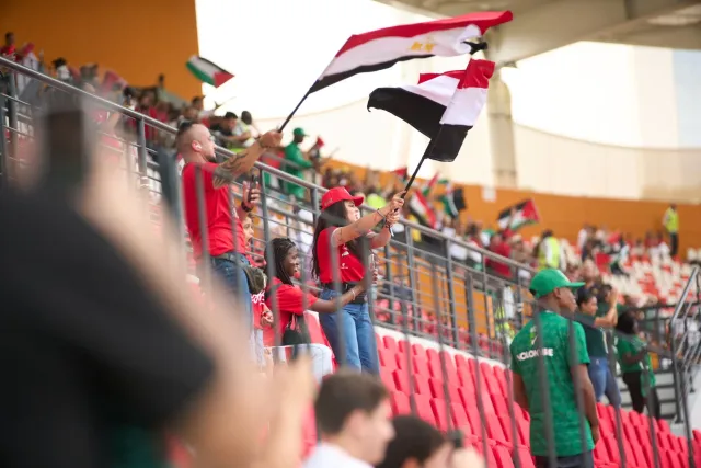 Imajen fane hotu iha estadiu hodi haree futeball iha mundu, hanesan realidade boot iha notícia.