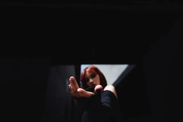 Minhyuk husi MONSTA X iha imajen promosionál ba single foun 'Reaching', ho nia oin ne'ebé hatudu emosaun saudade no amor, iha