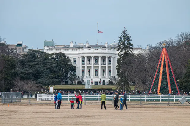 Imajen husi eventu UFC iha White House South Lawn ho ema barak tuur no luta iha palcu, iha folin boot