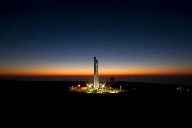 Eksplozaun boot husi foguetu Blue Origin New Glenn iha padraun lansa, ho fumaça boot no danu iha estrutura, iha tempu ne'ebé 
