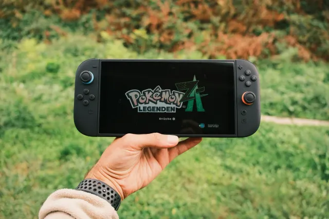 Imajen ida ne'ebé hatudu palcu eventu Nintendo Direct ho logu Nintendo no Switch 2, iha ambiente ki'ik ho luz, hanesan prezen