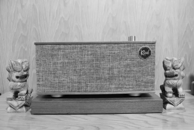 Imajen montajem hatudu karakter Jessie husi Toy Story 5, fotografia Andy Burnham, no speaker Klipsch The Nines II, atu ilustr