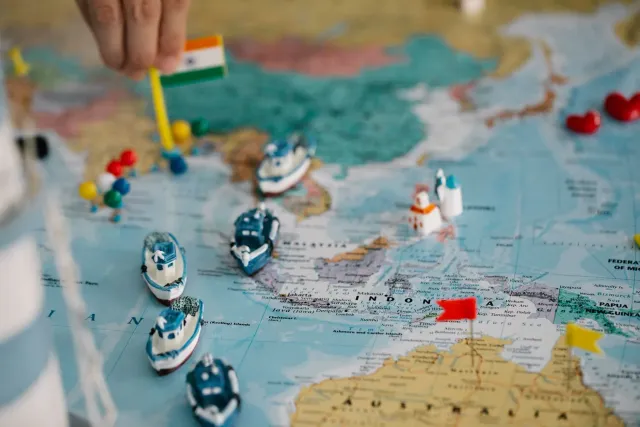 Bandeira India no UK hamutuk iha meja negosiasaun, hanesan simbolu akordu komérsiu livre ne'ebé sei hahu implementa loron 15 