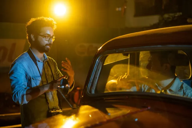 Ator Kalidas Jayaram iha sena filmajen ba nia filme 'Many Many Happy Returns', hatudu nia sorriso satisfeitu