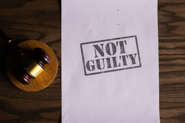 Imajen ilustrasaun kona-ba sala tribunal ho juiz no arguidu sira, hanesan reprezentasaun ba eskandalu tribunal ne'ebé involve