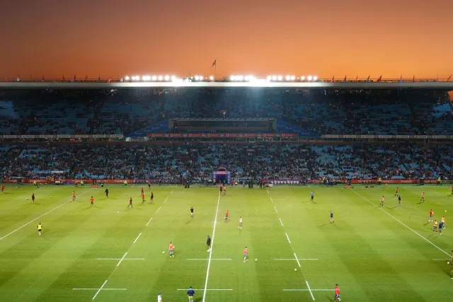 Imajen husi jogu rugby iha estadiu iha India, ho jogador sira kompeti hela, hanesan parte husi Rugby Premier League.