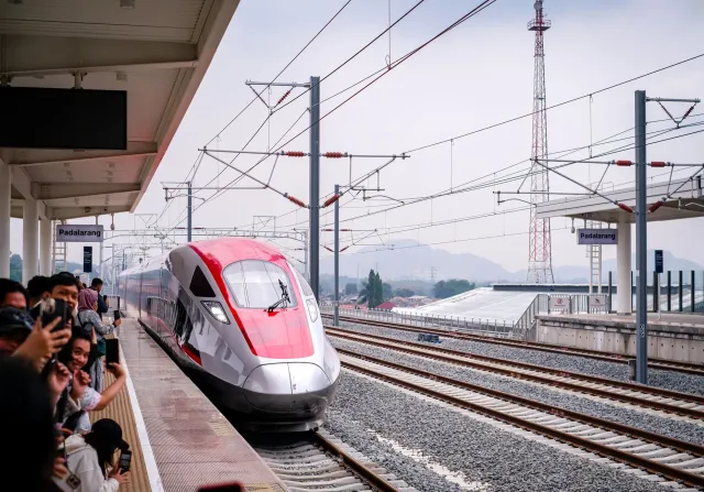 Imajen ida hatudu teknolojia GPON uza iha sistema ferrovia, ho koneksaun fibra óptika no equipamentu modernu.
