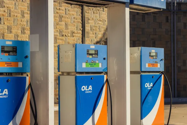 Imajen ida hatudu bomba petróleu iha tempu loro-matan, simboliza prezu petróleu ne'ebé bele menus no futuru enerjia.