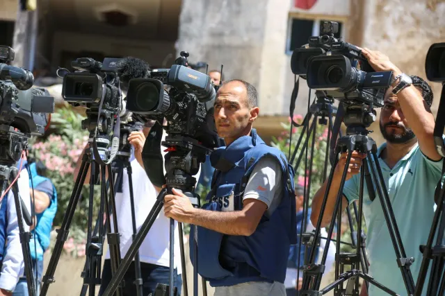 Imajen ida hatudu oinsá media sira koalia kona-ba notísia polítika no seguransa global, ho foku ba impaktu ba ema nia kompren